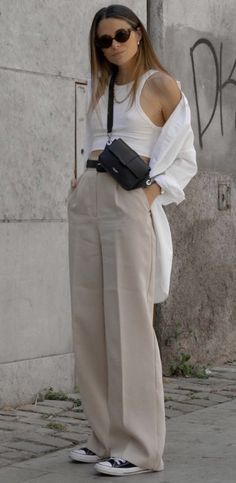 Beige Pants Outfit, Girls Fasion, Nyc Fits, Casual Chic Spring, Minimal Outfit, Spring Street Style, Looks Style, College Outfits, Daily Outfits