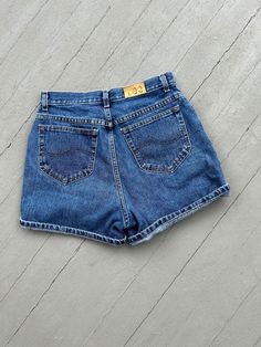 These are the perfect pair of denim shorts! Lee Vintage size 12P / 31 Waist measures 29 across waist = 14.5" across hips = 21.5" inseam = 4" across thigh = 11.5" Let me know if you need other measurements Mid-rise Medium Wash Jean Shorts With Belt Loops, Denim Jean Shorts With Belt Loops, Vintage Denim Shorts, Vintage Denim, Short Outfits, Perfect Pair, Denim Shorts, Mom Jeans, High Waisted