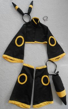 the costume is made up of black and yellow material with circles on it, along with two pairs of scissors