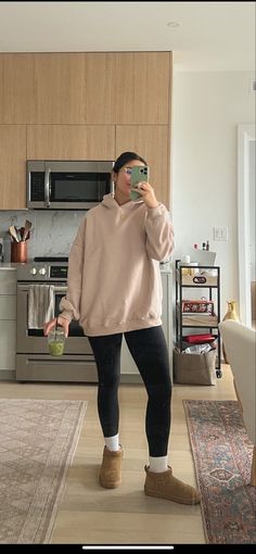 Outfit Ideas With Ultra Mini Uggs, Classic Mini Boot Ugg Outfit, Autumn Outfits Ugg Boots, Ugg Ultra Mini Outfit Leggings, Gray Ultra Mini Uggs Outfit, Ugh Mini Boots Outfit Leggings, Shortie Uggs Outfit, Ultra Mini Uggs Outfit Shorts, Ugg Ultra Mini Outfit Ideas