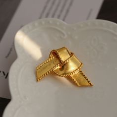 This vintage brooch is the perfect way to show your appreciation and love for your mother, wife, or daughter. It also makes a fantastic gift for Mother's Day or a birthday present for that someone special.👌 M A T E R I A L• 18K Gold plated over brass• This product is hypoallergenic (nickel free) and tarnish resistant📏 S I Z E• Length: 4.5 cm• Width: 3 cm Wedding Yellow Gold Lapel Pin, Vintage Lapel Pin Brooch For Anniversary, Heirloom Gold Brooch For Gift, Heirloom Gold Brooch As Gift, Yellow Gold Brooches For Anniversary, Vintage Gold Jewelry For Birthday Gift, Vintage Brooch Lapel Pin For Gift, Vintage Brooch Lapel Pin Gift, Classic Brooch Lapel Pin For Gifts