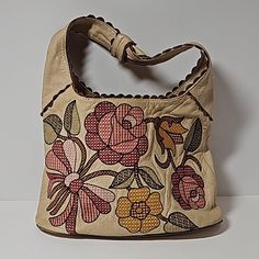 Vintage Vtg Women's Womens Isabella Fiore Purse Handbag Shoulder Bag Leather Embroidered Floral Flower Scalloped Edges Accent Bow On Handle Made In The U.S.A Inner Lining Contrasting Pattern Inner Fabric Lining Inner Pockets Inner Zippered Pocket Inner Open Pockets Casual Minimalist Classic Contemporary Everyday Wear Trendy Y2k *See For Wear, Pen Mark, Areas Of Discoloration To Outside Of Purse And Inner Lining* Vintage Beige Leather Hobo Bag, Vintage Beige Hobo Bag, Vintage Beige Satchel Hobo Bag, Vintage Pink Shoulder Bag, Vintage Beige Hobo Bag For Shopping, Vintage Pink Bags, Vintage Embroidered Leather Bags, Vintage Pink Shoulder Bag With Handles, Vintage Beige Hobo Tote Bag