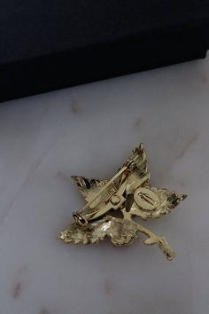 Gold tone leaf branch brooch.Length: 1 5/8"Width: 1 5/8"Good condition!For more Brooches:https://www.etsy.com/shop/SusVintage/items?ref=condensed_trust_header_title_items§ion_id=17849074Back to the shop:https://www.etsy.com/shop/SusVintage?ref=hdr_shop_menuDon't hesitate to contact me if you have any further questions.Thank you! Gold Leaf Brooch For Gift, Rose Brooch, Leaf Brooch, Virgin Mary, Red Rose, Gold Leaf, Vintage Gold, Red Roses, Brooches