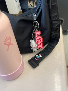 Baggu Airpod Case, Baggu Hello Kitty, Baggu Keychain Aesthetic, What’s In My Baggu Bag, Baggu Mini Shoulder Bag, Purse Aesthetic, Baggu Bags, Pretty Tote Bags, Everyday Bag Essentials