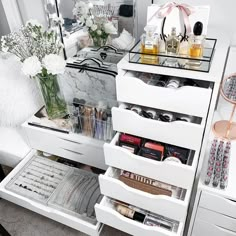 45 Brilliant Makeup Organizer & Storage Ideas for Girls. Organization Ideas for the house. Decluttering and organizing Inspiration. Diy Makeup Storage Ideas, Diy Makeup Organizer, Makeup Storage Drawers, Rangement Makeup, Penyimpanan Makeup, Makeup Storage Ideas, Diy Makeup Storage, Make Up Storage, Makeup Storage Organization