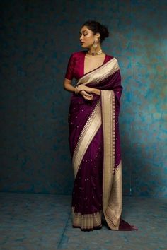 Kanjivaram Lehenga Wedding, Wedding Sarees For Bride Maharashtrian, Banarasi Sarees For Wedding, Traditional Saree Look For Wedding Party, Blouse Designs For Kanjivaram Saree, Marathi Saare Look, Saree For Engagement Party, Indian Bride Outfits Saree, Marathi Saree Blouse Design