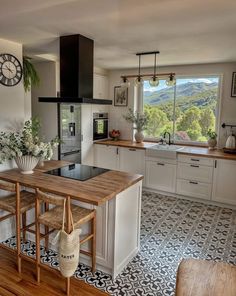 The Home Decor and Garden DIY Masters | So beautiful ❤️ | Facebook Ideas For A Small Kitchen, Kitchen With A View, Kitchen Table Ideas, Cottage Ranch, White Kitchen Ideas, Ideas Cocina, Kitchen Ceiling, House Design Kitchen, Elegant Kitchens