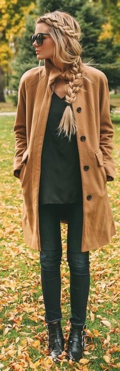 Braids and trenches. -- 50 Cute Winter - Spring Outfits @styleestate Rocker Girl, Hippie Hair, Ray Ban Wayfarer, Ray Ban Aviator, Inspired Outfits, 가을 패션, Looks Style, Mode Inspiration, Fall Winter Outfits