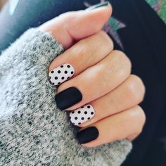 Black and black and white polka dot nails. Done with gel strips at home. Super easy application Easy Polka Dot Nail Designs, Gel Nail Designs Black And White, Black And White Nails Polka Dots, Polka Dot Nails Black, Black And White Dot Nails, Polka Dot Gel Nails, Black Nails With Dots, White And Black Gel Nails, White Nails With Polka Dots