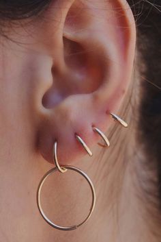 BABY HOOPS Piercings Ear, Double Ear Piercings, Geode Earrings, Hammered Hoop Earrings, Hoops Gold, The Ear, Ear Piercing, Purple Wedding