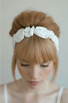 Diadema de flores blancas, un tocado de novia dulce e inocente Hairstyles Simple, Vintage Wedding Hair, Headpiece Hairstyles, Natural Curls Hairstyles, Beautiful Hairstyles, Wedding Hair Flowers, Fall Wedding Dresses, Colored Wedding Dresses, Floral Headbands