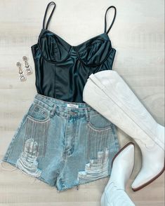 Country concert outfit inspo Country Concert Outfits Ideas, Country Concert Outfit Summer White Boots, Country Concert Outfit Fringe Shirt, Nashville White Boots Outfit, July Country Concert Outfit, White Boot Concert Outfit, Outside Country Concert Outfit Summer, Country Belts For Women Outfit, Country Outfit White Boots