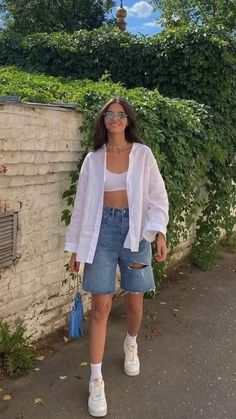 Jean Short Outfits, Denim Shorts Outfit, Shorts Outfits Women, Summer Shorts Outfits, City Outfits, Looks Street Style, Looks Style, Beach Summer