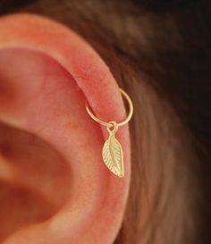 Small hoop earring, helix earring, small gold Cartliage earring, gold leaf hoop, silver helix hoop e Ear Piercings With Gauges, Ear Piercing Helix, Helix Hoop Earring, Gold Ear Jacket, Earring Cartilage, Rare Jewelry, Piercing Cartilage, Helix Hoop, Helix Earring