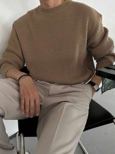 DAZY Hombres Jersey unicolor de hombros caídos | SHEIN USA Cozy Wear Men, Men Broad Shoulders, Brown Men Fashion, Thanksgiving Outfit Men, Old Money Lifestyle, Guys Fashion Casual, Money Clothing, Jersey Fashion, Money Lifestyle