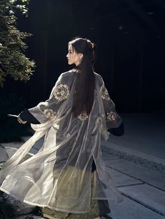 【"碧山阑夜" Song Dynasty Hanfu Set】 Inspired by traditional black and emerald hues, reminiscent of a glimpse of green mountains in the night. The skirt showcases grape, chrysanthemum patterns, and an embroidered purse, creating an antique ambiance. This relaxed-fit Hanfu exudes tranquility and romance, ideal for standing near Deshou Palace's red walls or strolling through grand halls, akin to stepping into a painting. Model: 160cm, B/W/H:73/55/81.5, wearing size S. * This data is measured by hand, t Song Dynasty Hanfu, Clothes Sketches, Hanfu Photoshoot, Painting Model, Random Character, Embroidered Purse, Hanfu Traditional, Green Mountains, Hanfu Dress