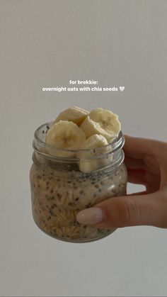 That girl overnight oats Breakkie Aesthetic, Chocolate Overnight Oats Recipe, Chocolate Overnight Oats, Clean Meal Prep, Vegan Pudding, Breakfast In A Jar, Chia Overnight Oats, Chia Recipe