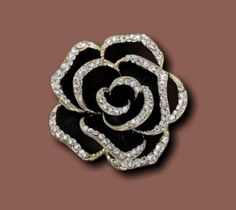 Very beautiful new quality brooch, it will seduce you thanks to its gold color and its matte black rose set with "small rhinestone diamonds" which gives it a vintage Art Deco spirit from the 1930s. See photos and video for support. Perfect for making an original gift or to expand your personal collection! you will be seduced by this little brooch, all finesse and elegance, perfect for a party or a successful evening! The "Origin Création" store offers a small black velvet case bag and its card. Luxury Black Brooch For Evening, Luxury Unique Black Brooches, Black Gothic Brooch Jewelry, Gold Flower-shaped Brooch With Rhinestones, Baccarat Crystal, Gold Flower-shaped Rhinestone Brooches, Old Coins, Old Jewelry, Black Rose