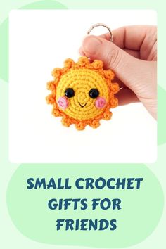 Hand holding a cute crocheted sun keychain with a smiley face. Small Easy Crochet Gifts, Crochet Best Friend Gifts, Crochet For Friends, Crochet Keychain Pattern Free Easy, Fast Crochet Gifts, Small Crochet Gifts Free Pattern, Crochet Gifts For Friends, Cute Keychain Crochet, Crochet Keychain Patterns