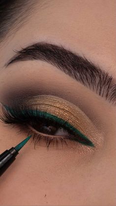 Eyeliner Verde, Green Dress Makeup, Eyeliner Eye Makeup, Green Eyeshadow Look, Golden Eye Makeup, Golden Eyeshadow, Green Items, Gold Makeup Looks, Green Eyeliner