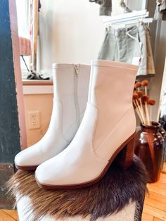 Walk in style with the Get Walkin' Boots! These fall boots feature a chunky heel perfect for strutting your stuff. The white color adds a touch of sophistication while the bootie design pairs perfectly with denim. Transition stylishly with the Get Walkin' Boots. Runs TTS. Boots Fall, Girl Falling, Swim Accessories, Chunky Heels, Athleisure, The Struts, Walking, Sweater Dress, Boots