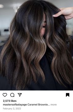 Trending Brunette Hair, Brunette Hair Shades, Chocolate Balayage, Brunette Hair Color Ideas, Spring Hair Color Trends, Sleek Short Hair, Summer Goddess, Hair Pics, Brunette Balayage