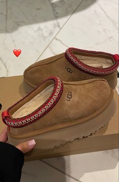 Ugh Tasman Slippers Outfits, 2022 Fall Shoes, Shoes 2022 Trends, Shoes 2022 Fall, Fall Shoes 2022, Fall Shoes For Women, Fall Outfits Comfy, Ugg Tazz Slippers, Boston Birkenstock