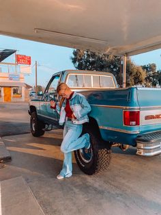 outfit inspo 240z Datsun, Foto Cowgirl, Western Photoshoot, Future Trucks, Country Style Outfits, Skyline R34, Cute Country Outfits