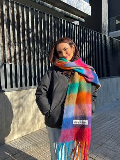 Bright Scarf Outfit Winter, Coloured Scarf Outfit, Colorful Winter Scarf, Colored Scarf Outfits, Big Colorful Scarf, Pastel Scarf Outfit