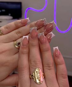 Cute Short Neutral Nails, Carin Leon Nails, Small Short Nails Acrylic Square, Short Acrylic Nails Diamond, Short Nail Designs Rhinestones, Cute Short Nail Sets French Tip Square, Short Money Nails, Gold Nails Acrylic Short, Business Woman Nails