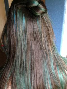 Brown Hair With Aqua Highlights, Blue Hidden Highlights, Aqua Blue Hair Highlights, Aqua Hair Color Highlights, Aquamarine Highlights Brown Hair, Mermaid Highlights Brunette, Brown And Aqua Aesthetic, Light Brown Hair With Teal Highlights, Light Blue Chunky Highlights