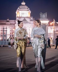 คิมเบอร์ลี และญาญ่า Laos Clothing, Thailand National Costume, Thailand History, Thai National Costume, Thailand Outfit, Thailand Dress, Thai Silk Dresses, Thai Wedding Dress