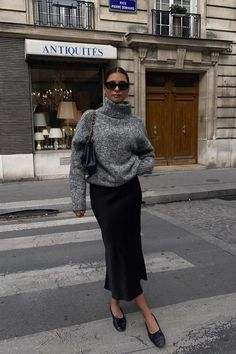 Grey Turtleneck Outfit, Midi Rock Outfit, Emelie Lindmark, Black Satin Skirt, Satin Skirt Outfit, Corporate Life, Classy Fall Outfits, Rok Outfit, Black Skirt Outfits