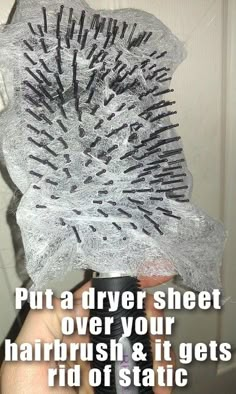 Tame static cling flyaway hair with a dryer sheet on your hair brush! And it smells good! Dryer Sheet, Hacks Every Girl Should Know, Static Cling, Diy Life Hacks, Up Girl, Cleaning Tips, Beauty Secrets, Hair Brush, Every Girl