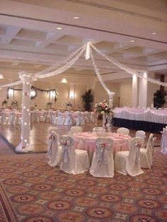 the banquet hall is decorated with pink and white linens