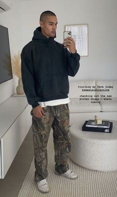 Men Outfits Casual Fall, Guys Style Streetwear, Men’s Fall Streetwear Fashion, Aritzia Mens Outfit, Men’s Fall Outfits Aesthetic, Men’s Street Wear Winter, Men’s Street Wear Outfits Fall, Men’s Camo Pants Outfit, Bummy Outfits Men