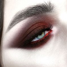 Vampire Eyeliner, Vampire Aesthetic Fashion, Vampire Makeup Looks, Maquillage Goth, Vampire Eyes