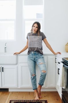 Relaxed ripped jeans #jeans Mode Casual, Gray Top, Spring Summer Outfits, Mom Style, Perfect Outfit, Summer Style, Capsule Wardrobe