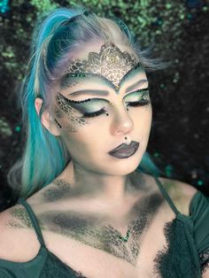 Halloween makeup artist facepainter sea serpent witch pretty cool fashion art halloween costume green swamo creature Sea Witch Makeup, Art Halloween Costume, Sea Witch Costume, Sea Creature Costume, Halloween Makeup Artist, Paint Makeup, Fire Fairy, Costume Green