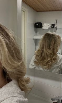 Shorter Layered Haircuts, Matilda Djerf Hair, Old Money Hairstyles, Curled Blonde Hair, Hairstyles Female, Vacation Hairstyles, Hair Techniques, Honey Blonde Hair, Matilda Djerf