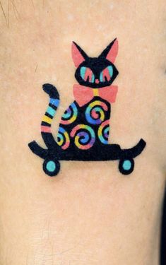 a cat tattoo on the back of a woman's neck with colorful swirls