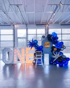 a room with balloons and letters on the floor