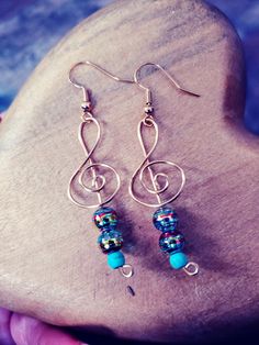 Music inspired, handcrafted gold colored wire with colorful glass beads Treble Clef Earrings, Music Earrings, Treble Clef, Cute Accessories, Pretty Jewelry, Pretty Jewellery, Jewelry Ideas, Jewelry Earrings Dangle, Etsy Earrings