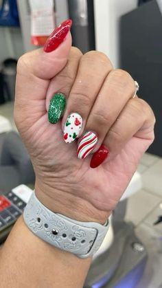 Disney Christmas Nail Ideas, Disney Winter Nails, Christmas Nails Disney, Disney Holiday Nails, Christmas Disney Nails, Disney Christmas Nails, Mickey Nails, Disney Nails, Disney Holiday