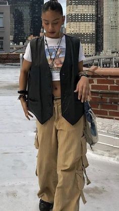 Nineties Aesthetic Fashion, Mens Fashion On Women, Masculine Styles For Women, Super Cross Outfit, Fall Outfits Women Streetwear, Asymmetric Top Outfit Street Styles, Neutral Y2k Outfit, Rocker Fall Outfits, Grunge Comfy Outfit