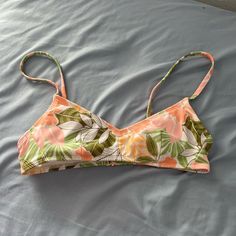 Target Bikini Top Tropical Flower Pattern Size Small Never Worn Cup Pads Still In Trendy Padded Swimwear For Vacation, Flower Bathing Suits, Tropical Flower Pattern, Pretty Swimsuits, Tropical Flowers Pattern, Swimsuit Inspo, Outfit Inspo Summer, Cute Bathing Suits, Tropical Flower