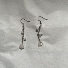 ⭐️ Beaded white pearl, and crystal earrings ⭐️ Made with white pearl beads, white crystal beads, silver fishhooks, and silver chains ⭐️ These lightweight dangle earrings can make a great gift for others, or for yourself!  ⭐️ Perfect for any occasion!  ⭐️Length : 6 cm  ⭐️ Width : 1 cm White And Silver Beaded Earrings, Simple Silver Earrings Dangle, Dangling Silver Earrings, Dangly Earrings Silver, Simple Silver Earrings, Streamer Dr, Decorative Crafts, Bracelet Inspo, Beaded Earrings Diy