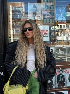 Curly Hair Aesthetic Outfit, Emili Sindlev Hair, Instagram Inspiration Profile, Street Fashion Photoshoot, Embrace Messy Hair, Emili Sindlev, Long Hair Trends, Crimped Hair, Professional Tips