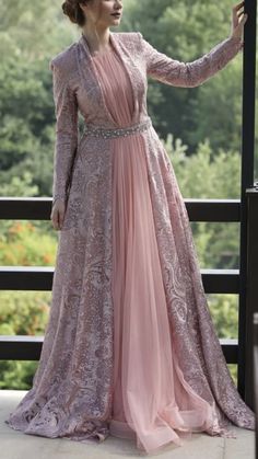 Long Gown Design, Dresses Classy, Muslim Fashion Dress, Simple Pakistani Dresses, Designer Party Wear Dresses, Designer Dresses Casual