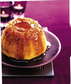 a bundt cake sitting on top of a black plate